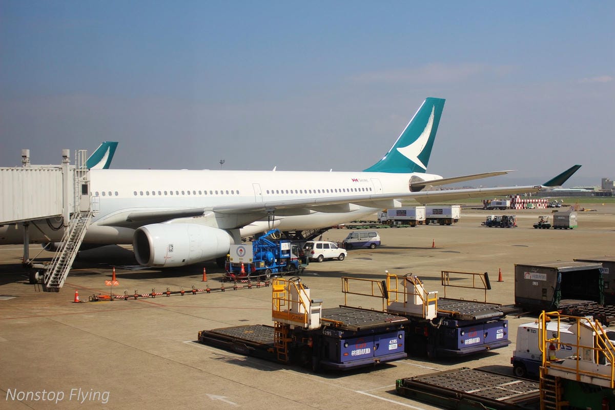 2019.02.15 國泰航空 CX475 台北-香港 A330-300商務艙飛行記錄 -長程版反魚骨平躺商務艙