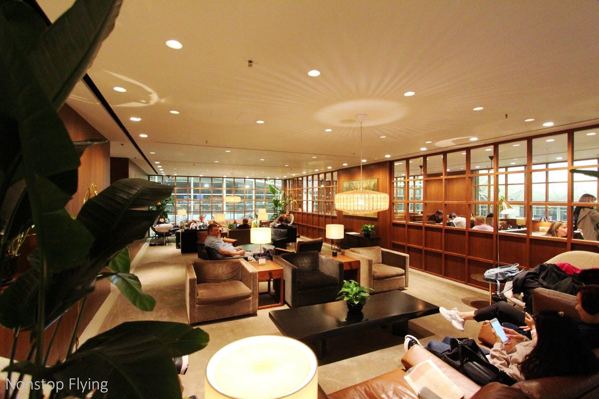 國泰航空 香港 玲瓏堂貴賓室 -餐飲酒水、現做麵點熱食、休憩空間、淋浴間完備，坐擁挑高露臺風光