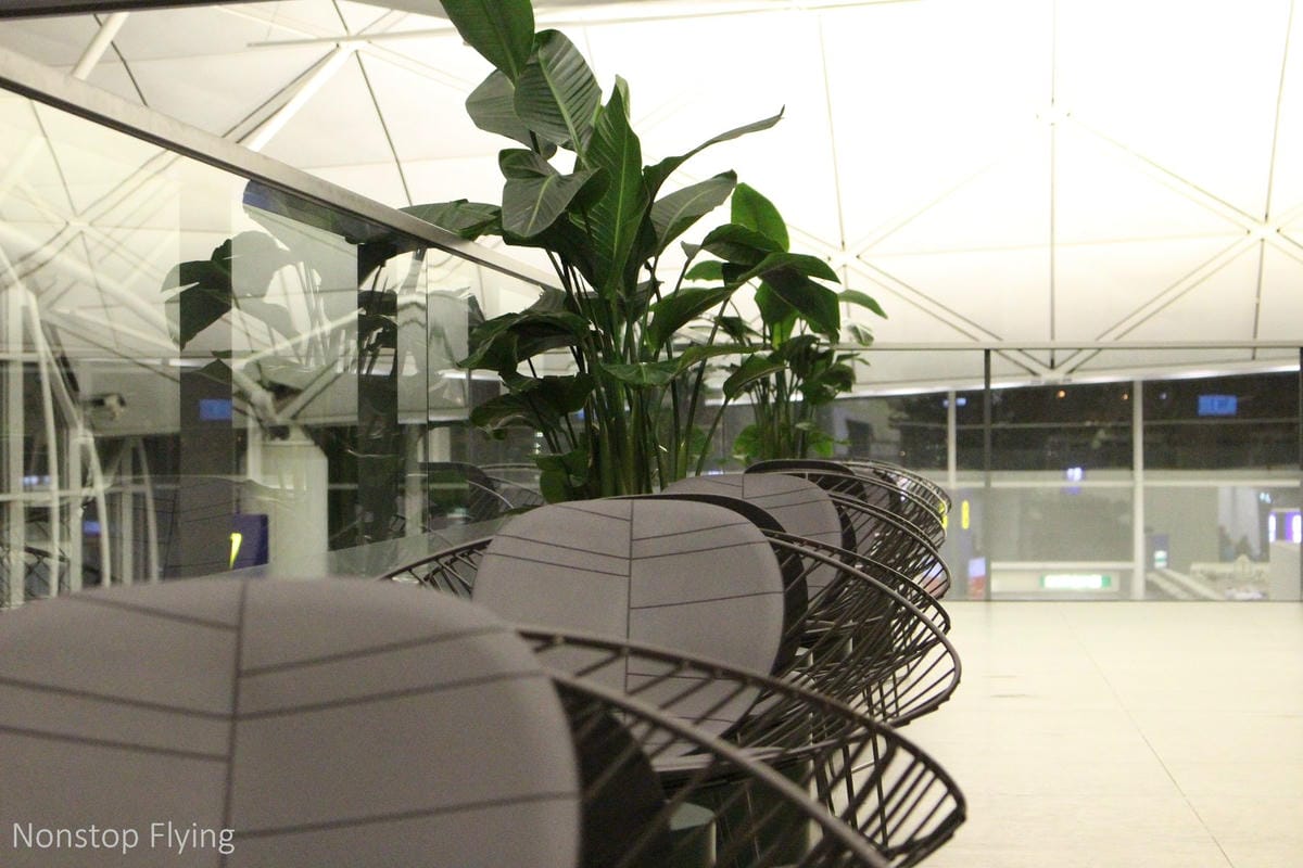 國泰航空 香港 玲瓏堂貴賓室 -餐飲酒水、現做麵點熱食、休憩空間、淋浴間完備，坐擁挑高露臺風光