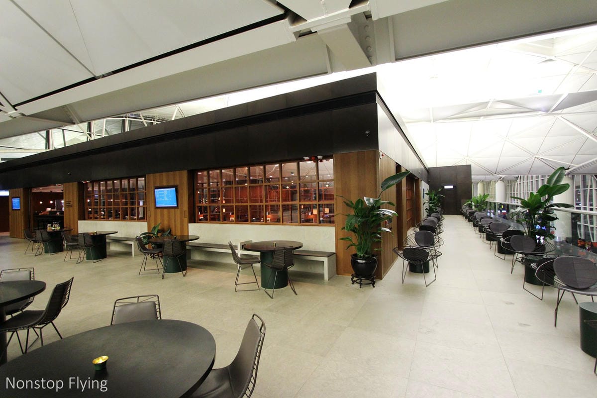 國泰航空 香港 玲瓏堂貴賓室 -餐飲酒水、現做麵點熱食、休憩空間、淋浴間完備，坐擁挑高露臺風光