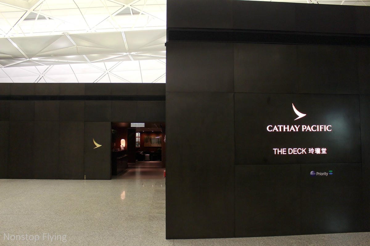 國泰航空 香港 玲瓏堂貴賓室 -餐飲酒水、現做麵點熱食、休憩空間、淋浴間完備，坐擁挑高露臺風光