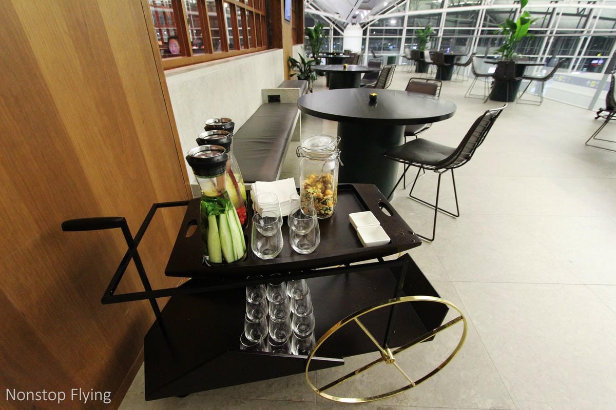 國泰航空 香港 玲瓏堂貴賓室 -餐飲酒水、現做麵點熱食、休憩空間、淋浴間完備，坐擁挑高露臺風光