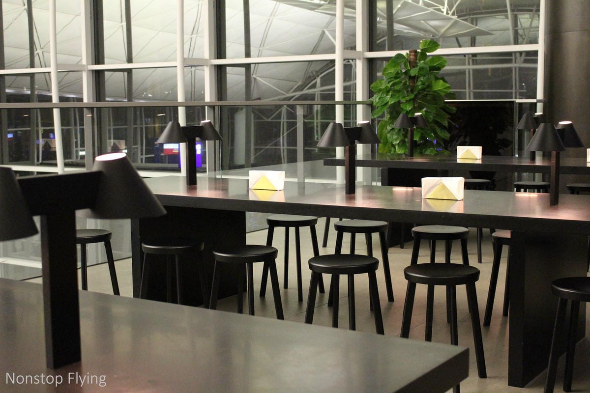 國泰航空 香港 玲瓏堂貴賓室 -餐飲酒水、現做麵點熱食、休憩空間、淋浴間完備，坐擁挑高露臺風光