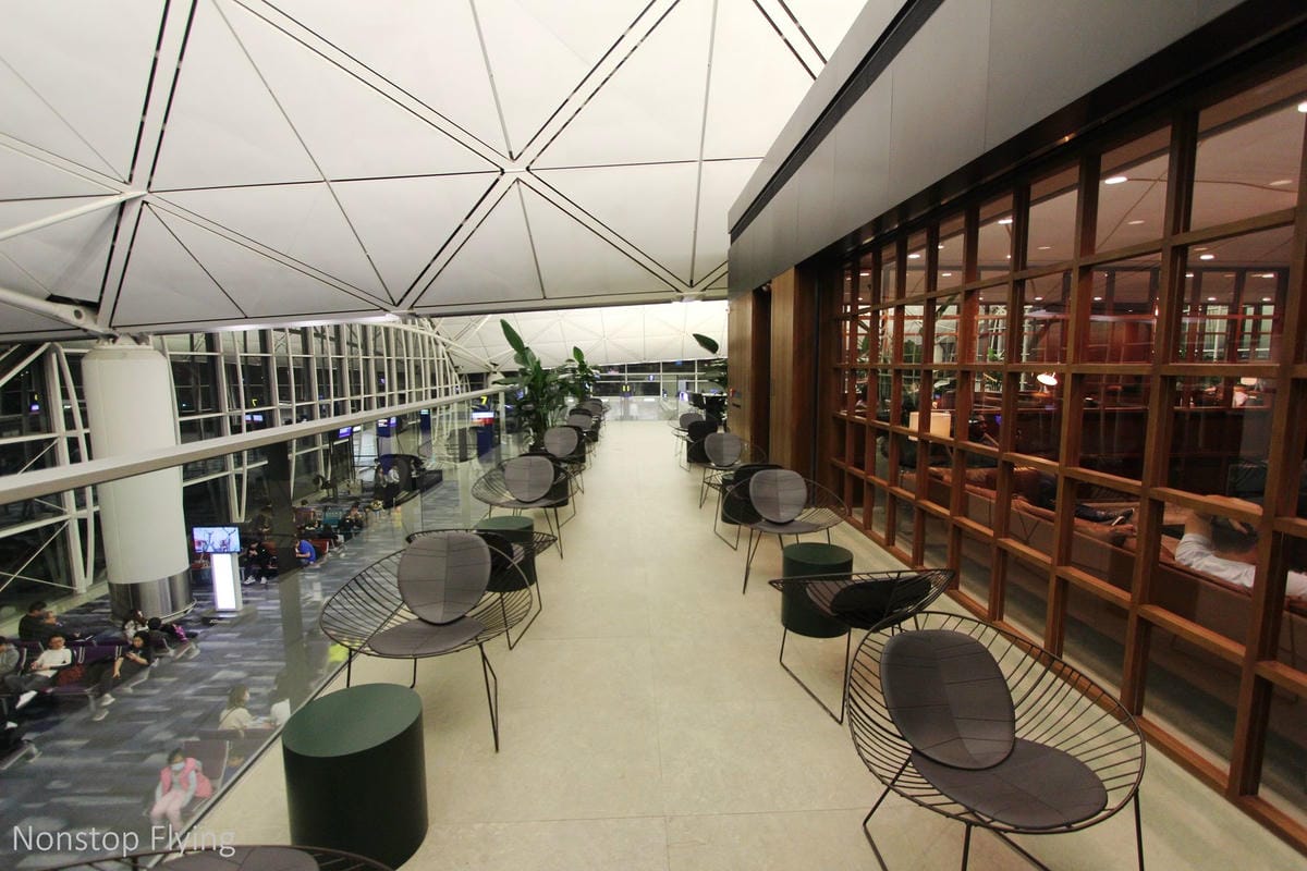 國泰航空 香港 玲瓏堂貴賓室 -餐飲酒水、現做麵點熱食、休憩空間、淋浴間完備，坐擁挑高露臺風光