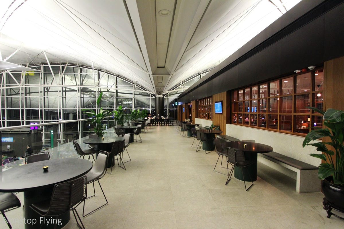 國泰航空 香港 玲瓏堂貴賓室 -餐飲酒水、現做麵點熱食、休憩空間、淋浴間完備，坐擁挑高露臺風光