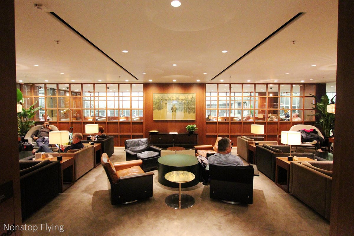 國泰航空 香港 玲瓏堂貴賓室 -餐飲酒水、現做麵點熱食、休憩空間、淋浴間完備，坐擁挑高露臺風光