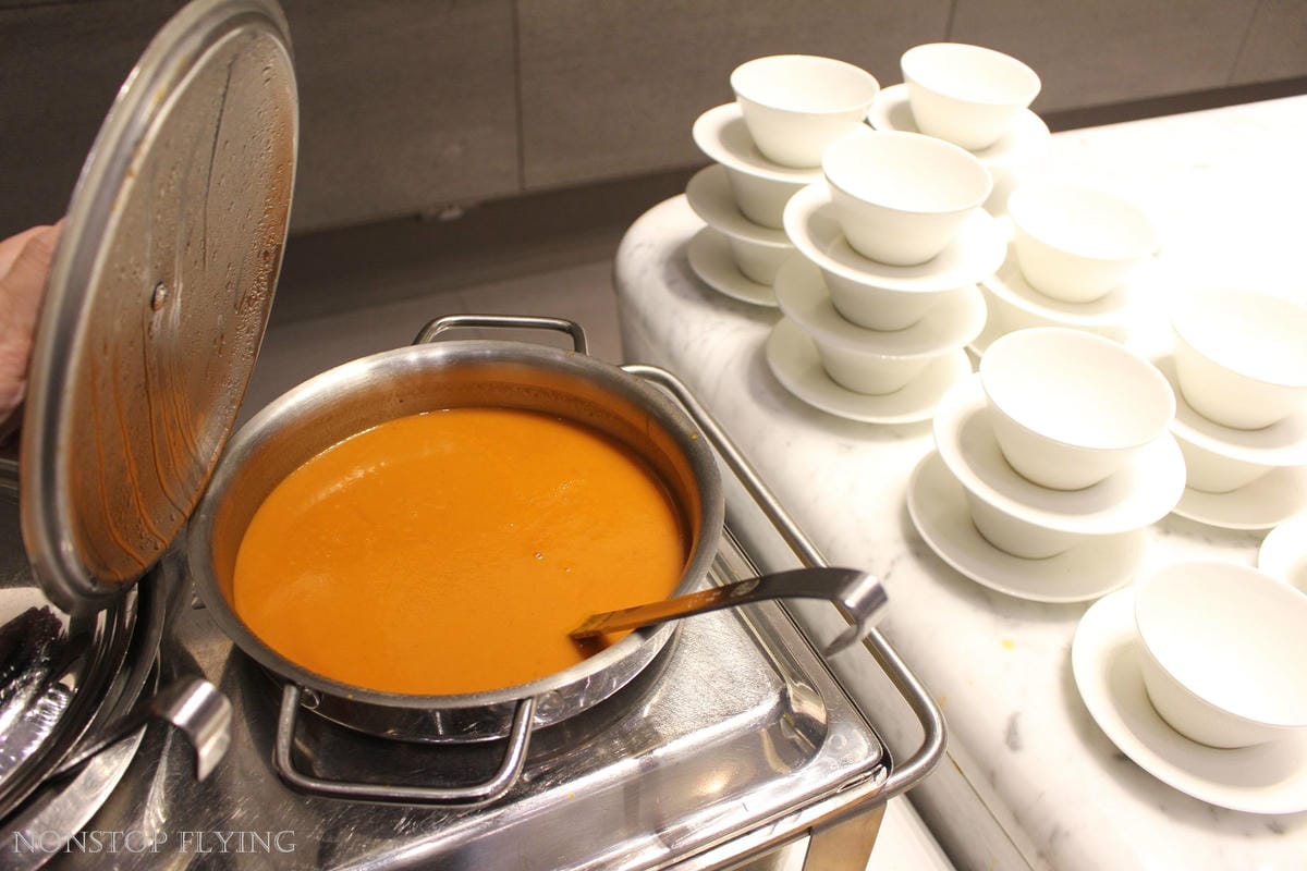 卡達航空 杜哈 Al Mourjan Business Lounge -主場旗艦商務貴賓室，雙層霸氣豪華空間，淋浴、休息、餐飲完整設施