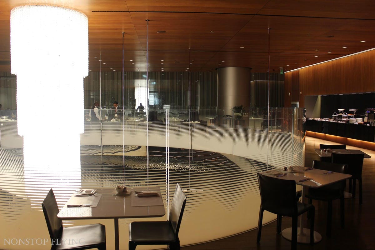 卡達航空 杜哈 Al Mourjan Business Lounge -主場旗艦商務貴賓室，雙層霸氣豪華空間，淋浴、休息、餐飲完整設施