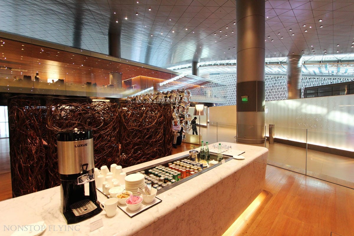 卡達航空 杜哈 Al Mourjan Business Lounge -主場旗艦商務貴賓室，雙層霸氣豪華空間，淋浴、休息、餐飲完整設施