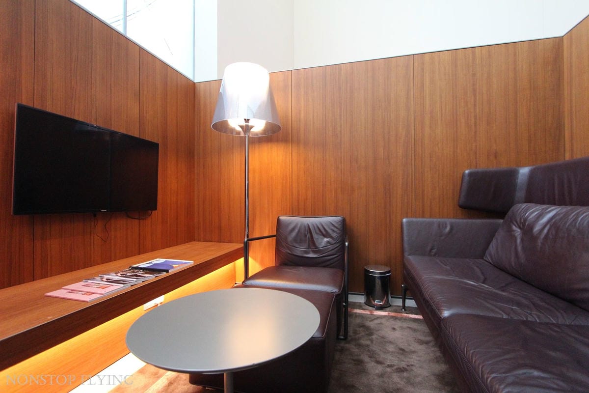 卡達航空 杜哈 Al Mourjan Business Lounge -主場旗艦商務貴賓室，雙層霸氣豪華空間，淋浴、休息、餐飲完整設施