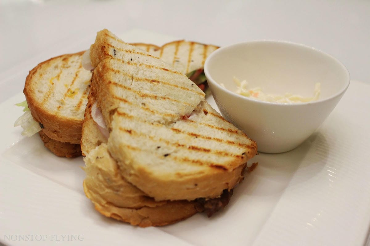 卡達航空 杜哈 Al Mourjan Business Lounge -主場旗艦商務貴賓室，雙層霸氣豪華空間，淋浴、休息、餐飲完整設施