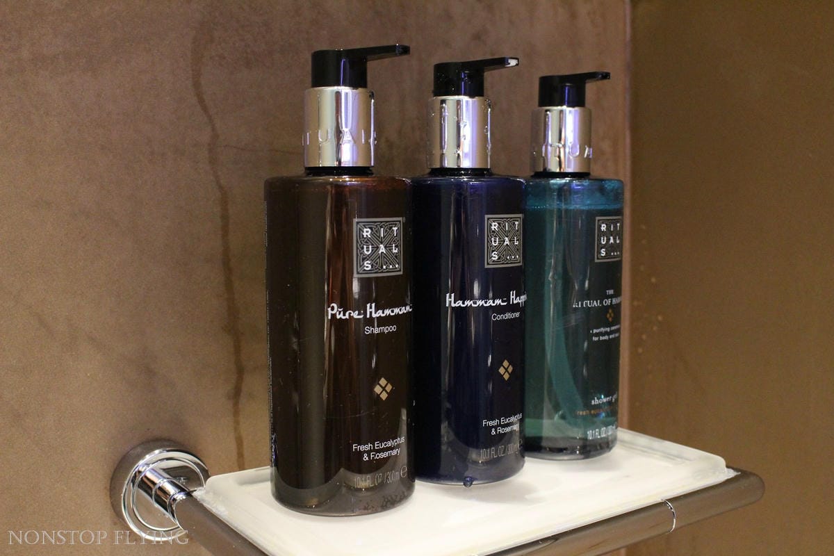 卡達航空 杜哈 Al Mourjan Business Lounge -主場旗艦商務貴賓室，雙層霸氣豪華空間，淋浴、休息、餐飲完整設施