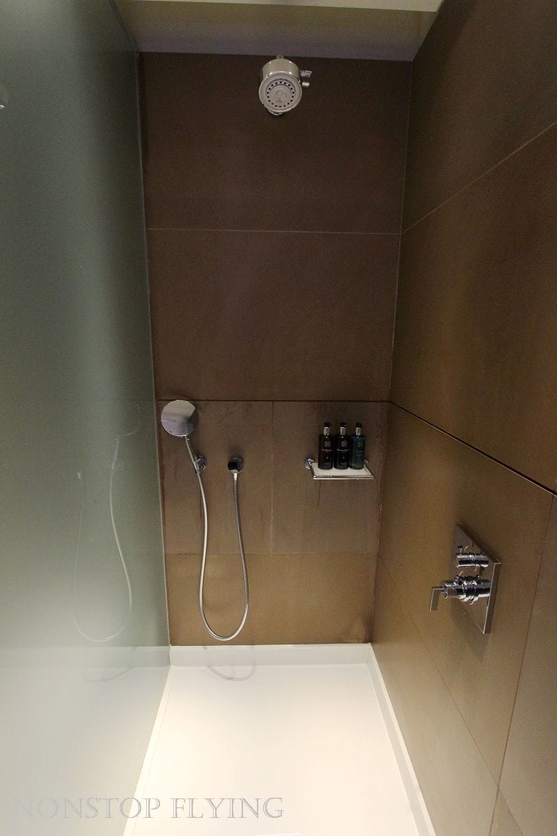 卡達航空 杜哈 Al Mourjan Business Lounge -主場旗艦商務貴賓室，雙層霸氣豪華空間，淋浴、休息、餐飲完整設施