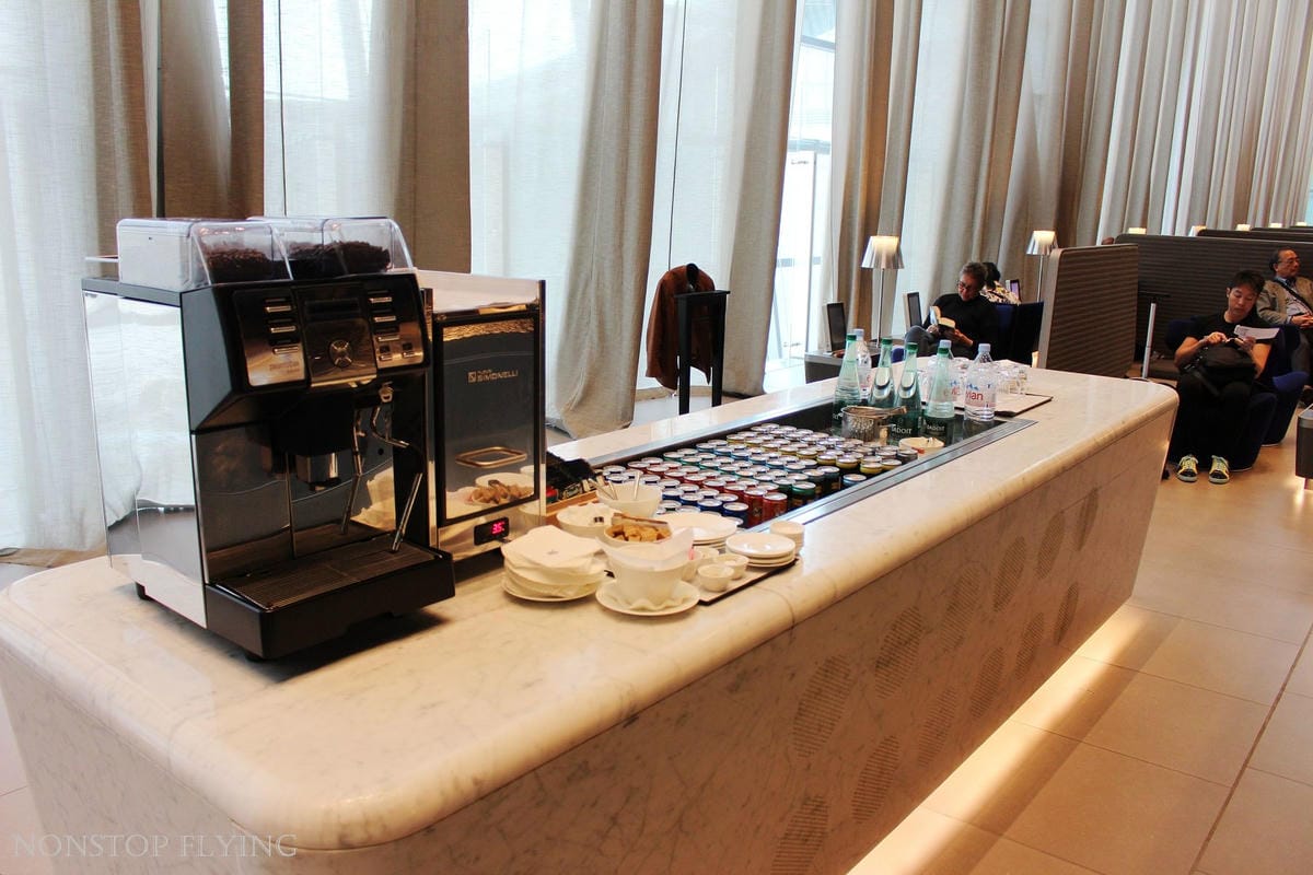 卡達航空 杜哈 Al Mourjan Business Lounge -主場旗艦商務貴賓室，雙層霸氣豪華空間，淋浴、休息、餐飲完整設施