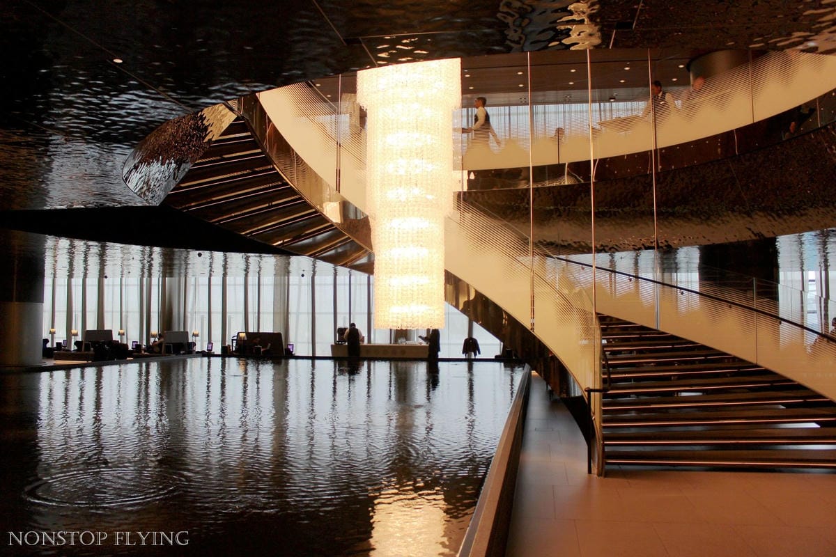 卡達航空 杜哈 Al Mourjan Business Lounge -主場旗艦商務貴賓室，雙層霸氣豪華空間，淋浴、休息、餐飲完整設施