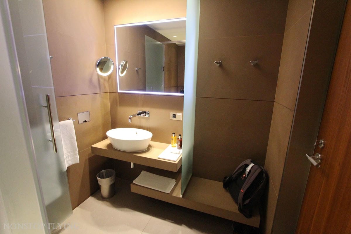 卡達航空 杜哈 Al Mourjan Business Lounge -主場旗艦商務貴賓室，雙層霸氣豪華空間，淋浴、休息、餐飲完整設施