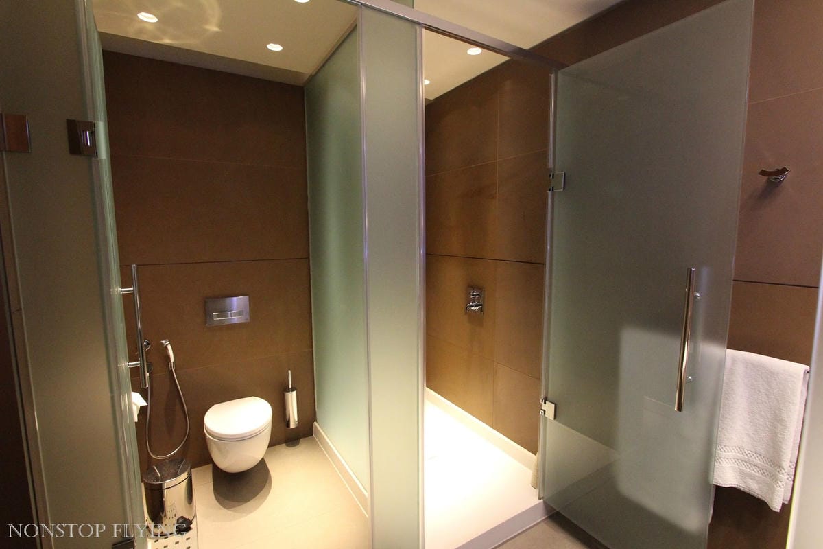 卡達航空 杜哈 Al Mourjan Business Lounge -主場旗艦商務貴賓室，雙層霸氣豪華空間，淋浴、休息、餐飲完整設施