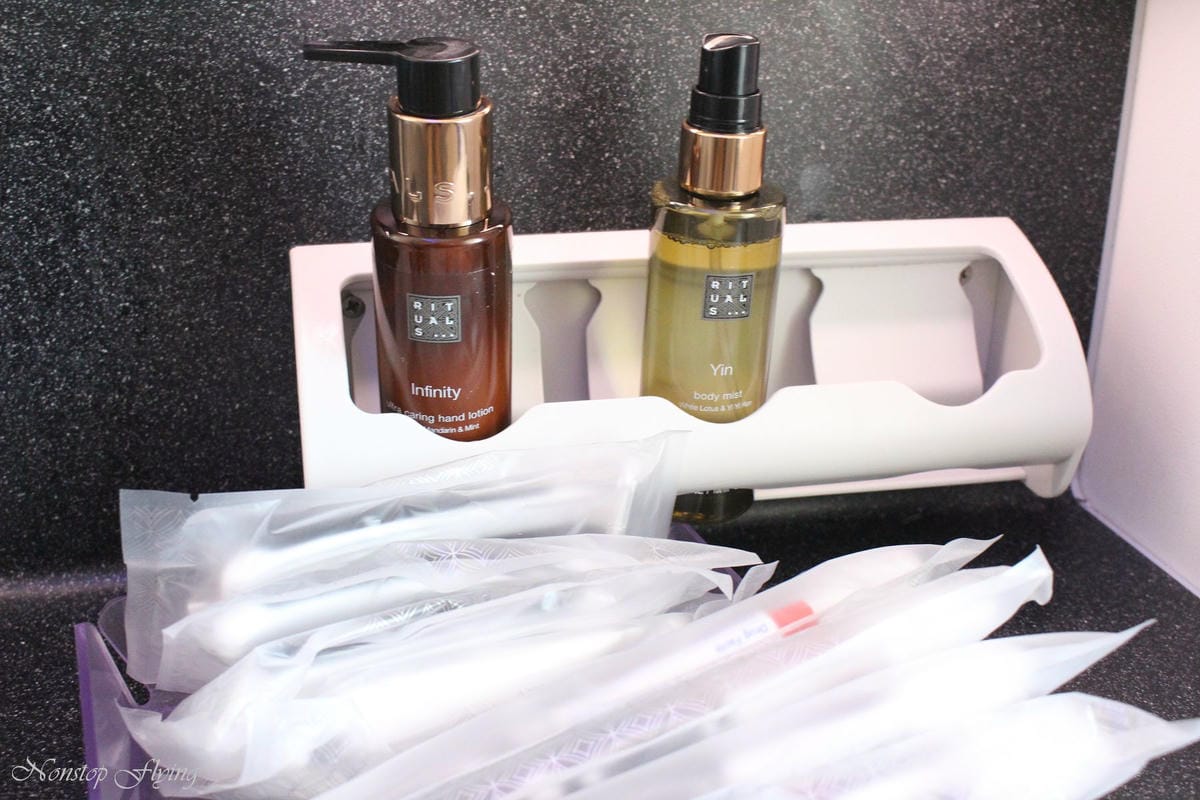 2019.04.17 卡達航空 QR327 杜哈-倫敦蓋威克 787-8商務艙 飛行記錄 -全平躺座椅、隨選餐飲、五星級服務 - 第56張圖 2019.04.17 卡達航空 QR327 杜哈-倫敦蓋威克 787-8商務艙 飛行記錄 -全平躺座椅、隨選餐飲、五星級服務