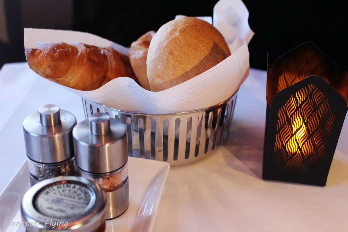 2019.04.27 卡達航空 QR816 杜哈-香港 777-300ER Qsuite商務艙 -豪華個人包廂、五星級服務、隨選菜單、名牌備品 - 第31張圖 2019.04.27 卡達航空 QR816 杜哈-香港 777-300ER Qsuite商務艙 -豪華個人包廂、五星級服務、隨選菜單、名牌備品