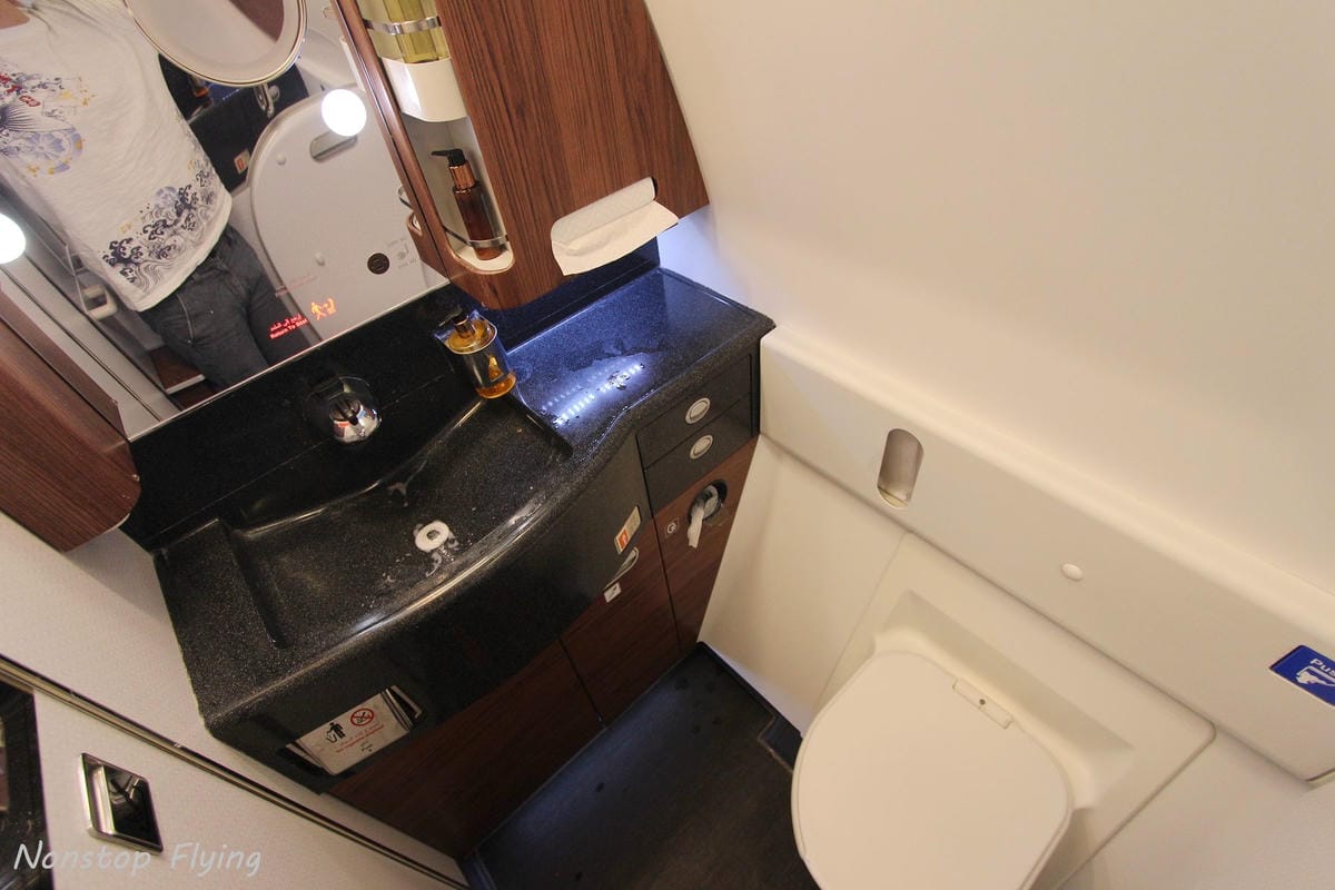 2019.04.27 卡達航空 QR816 杜哈-香港 777-300ER Qsuite商務艙 -豪華個人包廂、五星級服務、隨選菜單、名牌備品 - 第23張圖 2019.04.27 卡達航空 QR816 杜哈-香港 777-300ER Qsuite商務艙 -豪華個人包廂、五星級服務、隨選菜單、名牌備品