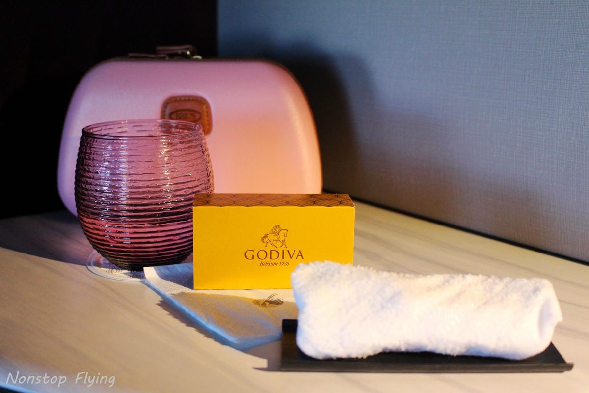 2019.04.27 卡達航空 QR816 杜哈-香港 777-300ER Qsuite商務艙 -豪華個人包廂、五星級服務、隨選菜單、名牌備品 - 第40張圖 2019.04.27 卡達航空 QR816 杜哈-香港 777-300ER Qsuite商務艙 -豪華個人包廂、五星級服務、隨選菜單、名牌備品