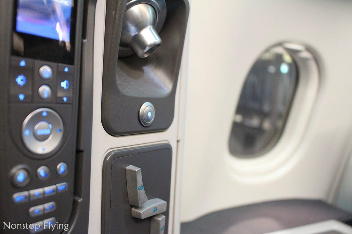 2019.04.27 國泰航空 CX408 香港-台北 A330-300商務艙飛行記錄 -全平躺反魚骨式座椅