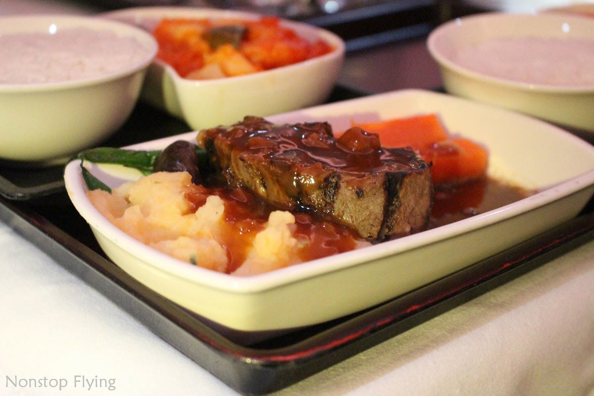 2019.04.27 國泰航空 CX408 香港-台北 A330-300商務艙飛行記錄 -全平躺反魚骨式座椅