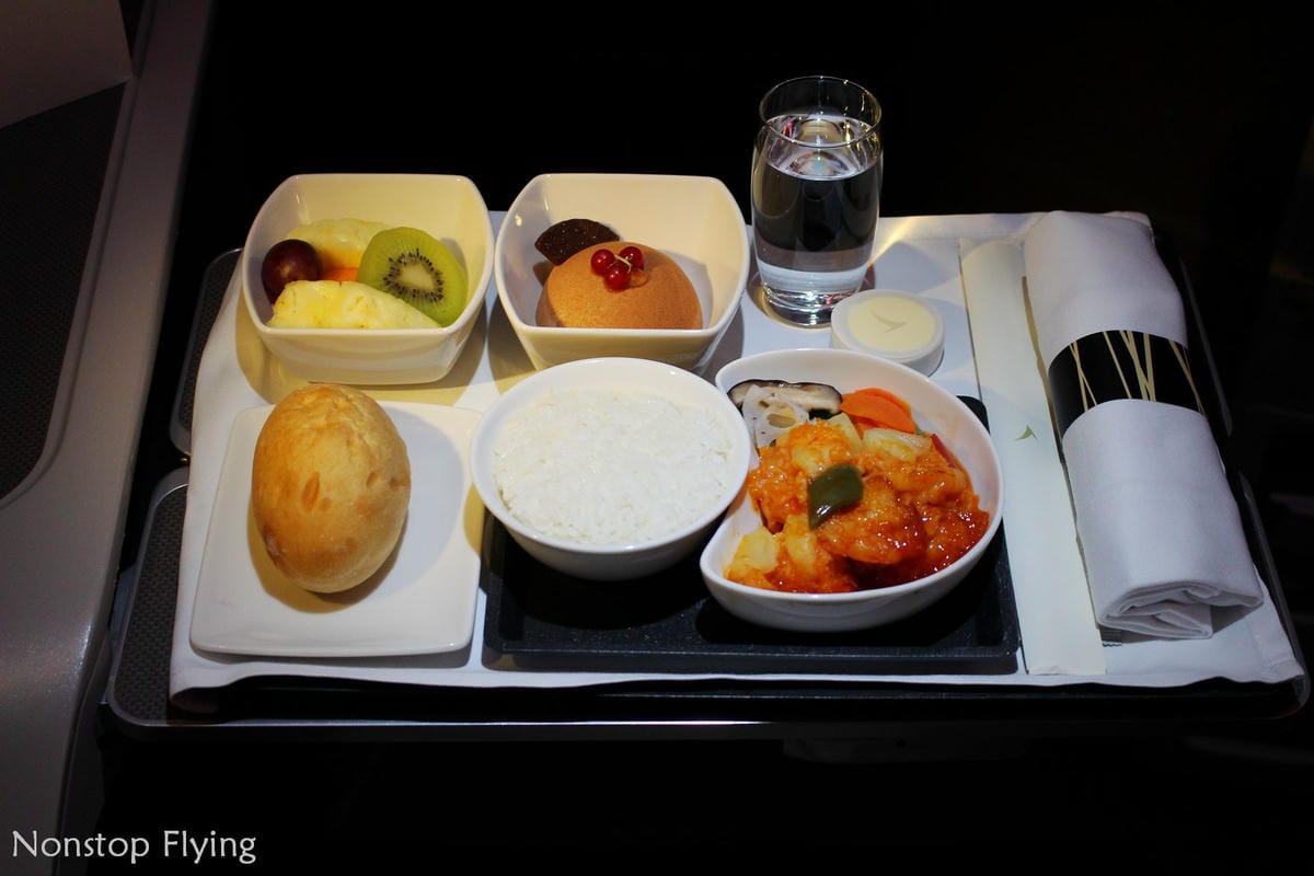 2019.04.27 國泰航空 CX408 香港-台北 A330-300商務艙飛行記錄 -全平躺反魚骨式座椅