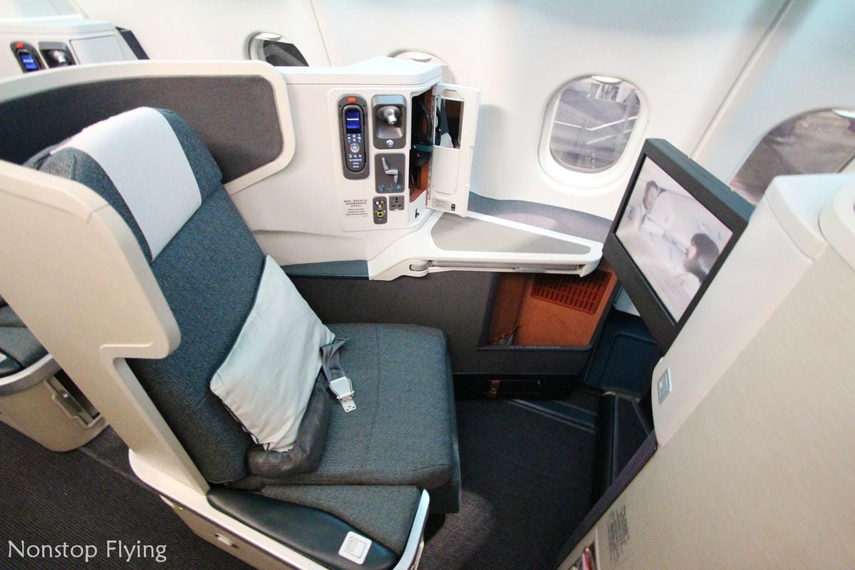 2019.04.27 國泰航空 CX408 香港-台北 A330-300商務艙飛行記錄 -全平躺反魚骨式座椅