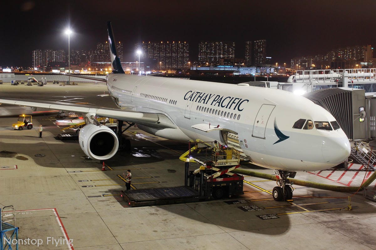 2019.04.27 國泰航空 CX408 香港-台北 A330-300商務艙飛行記錄 -全平躺反魚骨式座椅