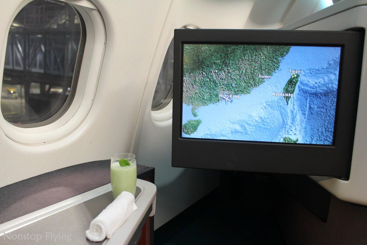 2019.04.27 國泰航空 CX408 香港-台北 A330-300商務艙飛行記錄 -全平躺反魚骨式座椅