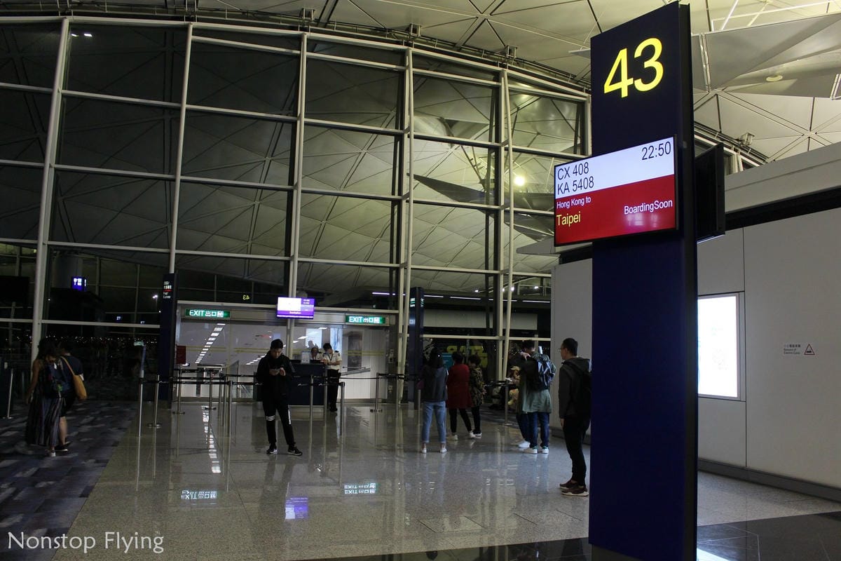 2019.04.27 國泰航空 CX408 香港-台北 A330-300商務艙飛行記錄 -全平躺反魚骨式座椅