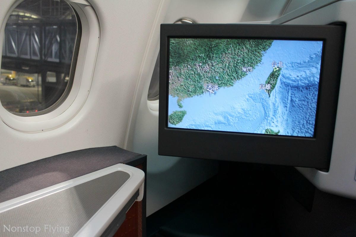 2019.04.27 國泰航空 CX408 香港-台北 A330-300商務艙飛行記錄 -全平躺反魚骨式座椅