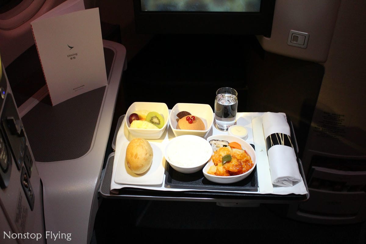 2019.04.27 國泰航空 CX408 香港-台北 A330-300商務艙飛行記錄 -全平躺反魚骨式座椅