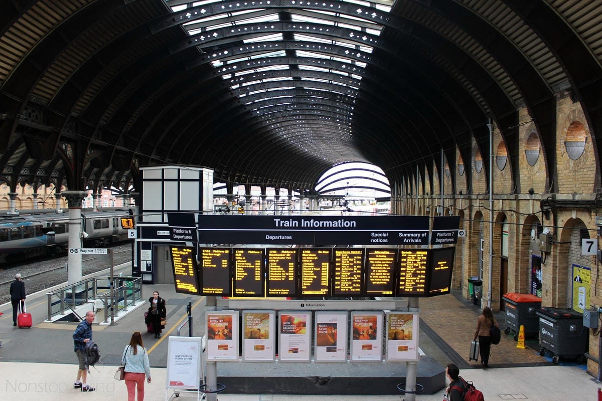 第一次坐火車遊英國就上手 -查車班、進出站好簡單!