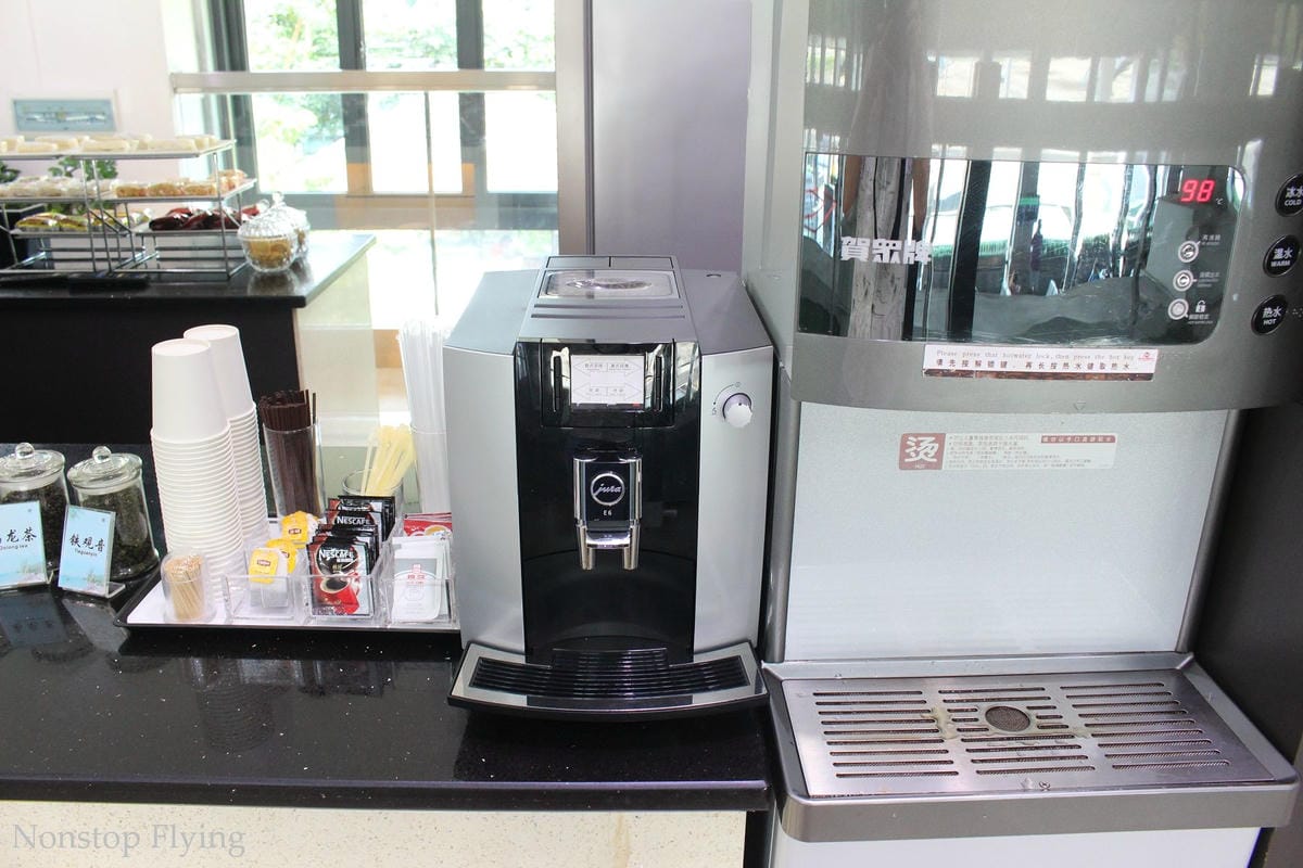 2019.06.30 國泰港龍 KA693 海口-香港 A320飛行記錄 -含海口貴賓室分享/ 一趟與暴風雨、機械搶修賽跑的旅程