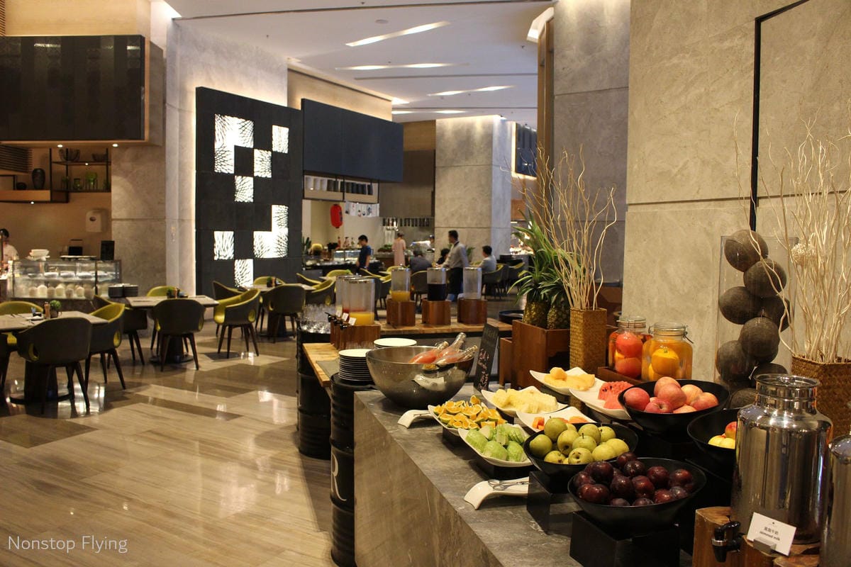 【中國海南】海口萬麗酒店住宿心得 -CP值超高! 一人台幣1000初住套房、用酒廊、吃早餐