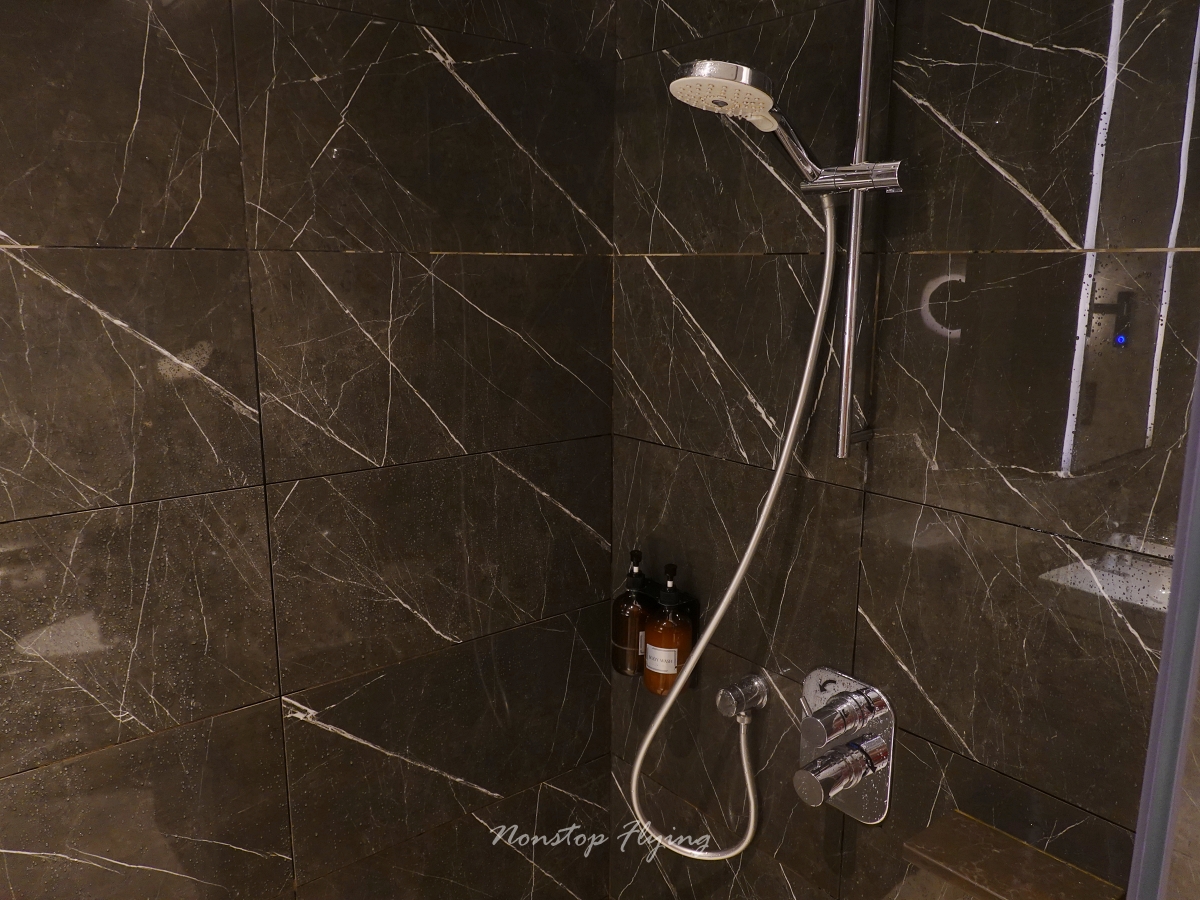 2025.09.20 新加坡航空 SQ876 新加坡-台北 787-10商務艙飛行記錄