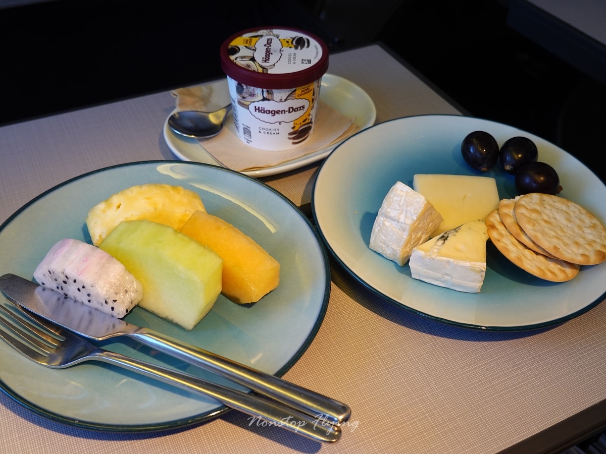 2026.01.09 國泰航空 CX450 台北-東京 777-300 商務艙飛行記錄
